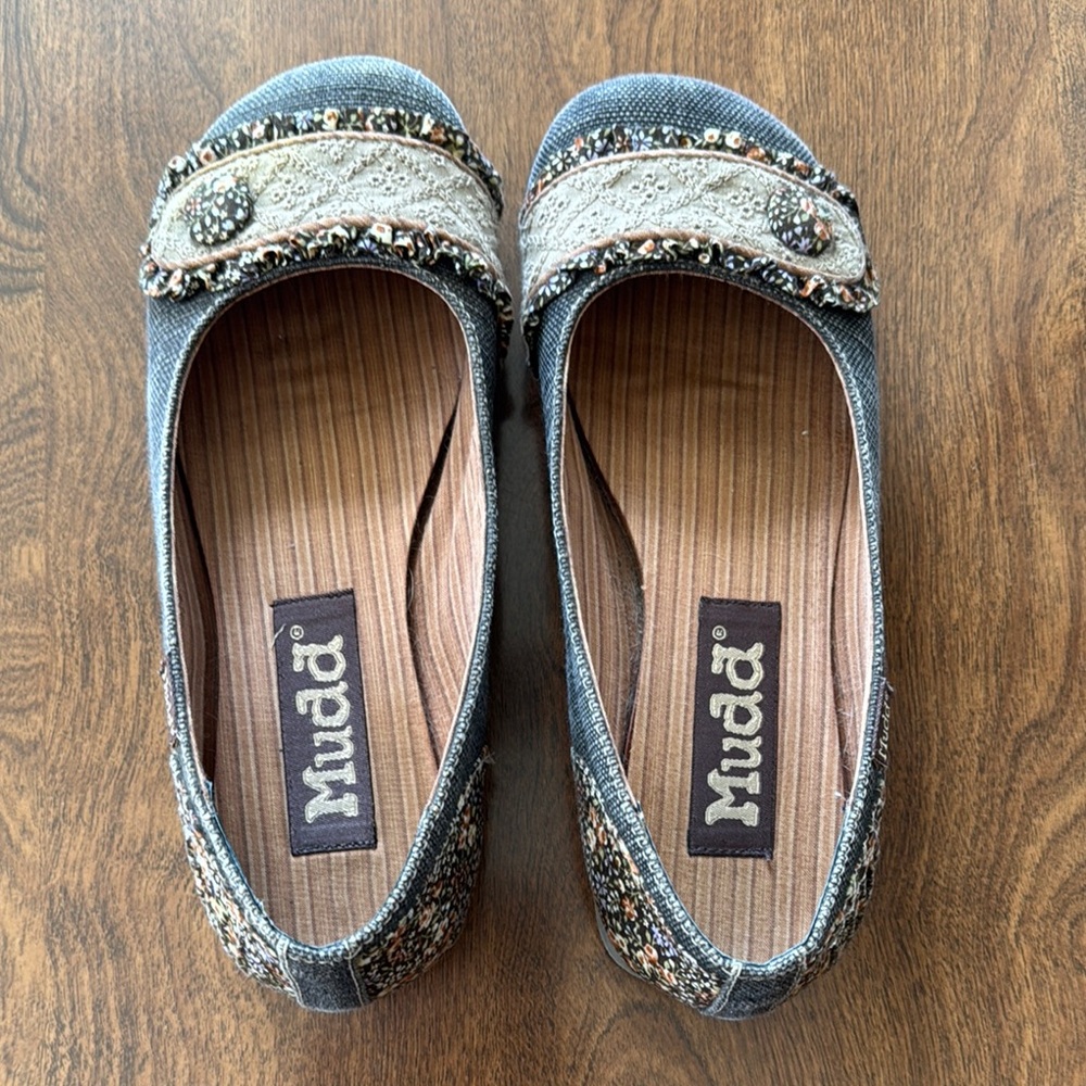 Mudd Cream and Brown Loafers with Vintage Charm